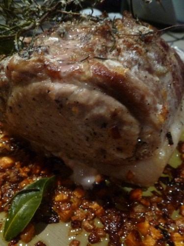 porc,carré,livar,estragon,romarin,thym,laurier,ail,vinaigre d'estragon,beurre,champignons,oignons,charlottes,pommes de terre,parmesan,beurre clarifié,carotte,jus de volaille,fond brun