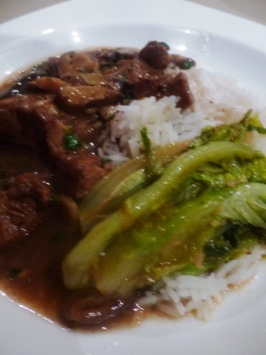 agneau,paksoi,gingembre,sauce soja,sauce haricots noirs,ail,huile de sésame,huile de tournesol,huile d'olive,5 epices,piments,coriandre,citron,shiitake,vin de riz,bouillon de légumes