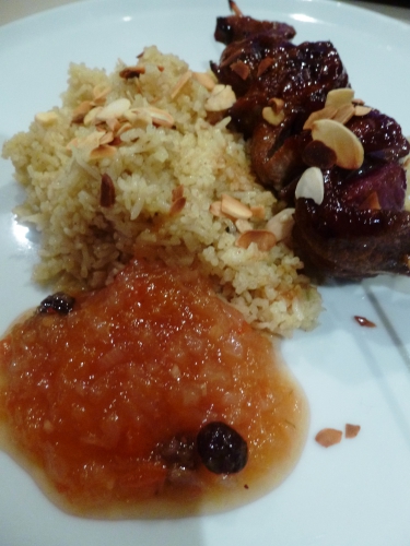 riz basmati,gesiers de canard,aiguillettes de canard,miel,sauce soja,5 epices,gingembre,ail,oignon,echalote,prunes,raisins secs,boskoop,pommes,piment thai,huile de sésame,amandes effilées,bouillon de volaille,girofle,cardamome verte,sucre,tomates,vinaigre de vin blanc