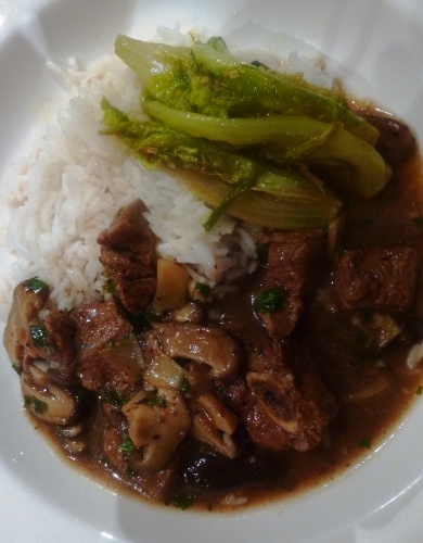agneau,paksoi,gingembre,sauce soja,sauce haricots noirs,ail,huile de sésame,huile de tournesol,huile d'olive,5 epices,piments,coriandre,citron,shiitake,vin de riz,bouillon de légumes