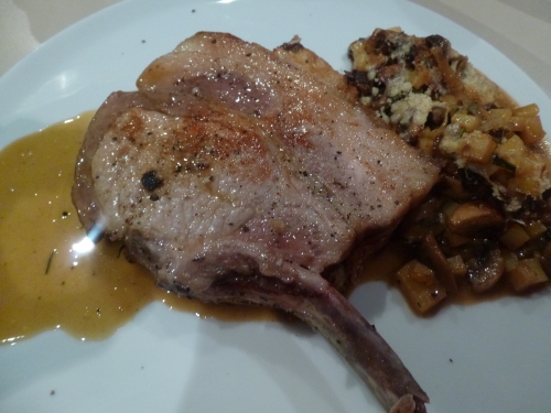 porc,carré,livar,estragon,romarin,thym,laurier,ail,vinaigre d'estragon,beurre,champignons,oignons,charlottes,pommes de terre,parmesan,beurre clarifié,carotte,jus de volaille,fond brun