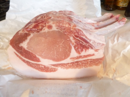 porc,carré,livar,estragon,romarin,thym,laurier,ail,vinaigre d'estragon,beurre,champignons,oignons,charlottes,pommes de terre,parmesan,beurre clarifié,carotte,jus de volaille,fond brun