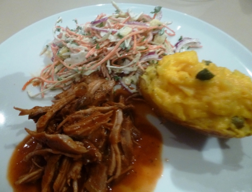 pommes de terre,cheddar,cornichons,crème epaisse,chou blanc,carotte,pomme,mayonnaise,citron,citron vert,persil,yaourt grec,porc,epaule de porc,sucre,vinaigre de cidre,ketchup,cumin,coriandre,epices cajun,piment,cayenne,paprika fumé,sirop de liège,moutarde,bouillon de volaille,worcestershire sauce,ail,thym,oignon,oignon rouge