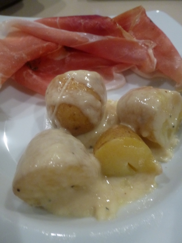 etivaz,vacherin fribourgeois,ail,vin blanc,kirsch,poivre,pain,grenailles,muscade