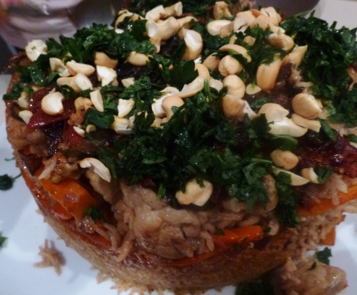 riz,poulet,bouillon de volaille,persil,amandes salées,cumin,coriandre,piment,clous de girofle,cardamome,carottes,aubergine,chou fleur,oignon,laurier,tomates,ail,basmati,canelle,muscade