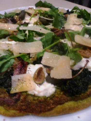 epinards,farine 00,levure sèche,huile d'olive,pignons de pin,parmesan,basilic,ail,citron,ricotta,cresson,olives vertes,câprons,anchois