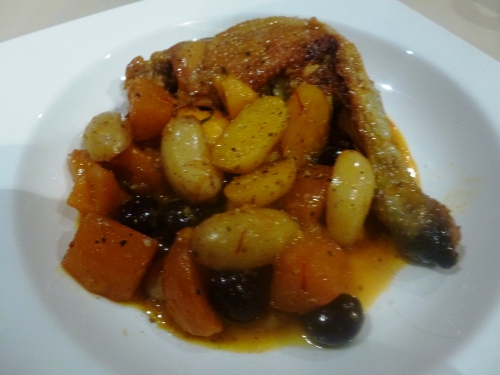 poulet fermier,miel au romarin,oignons,ail,safran,persimon,kaki,bouillon de volaille,navets jaunes,pommes de terre,princesses amandine,coriandre,paprika doux,piment d'espelette,romarin,miel de romarin,vin blanc,olives noires