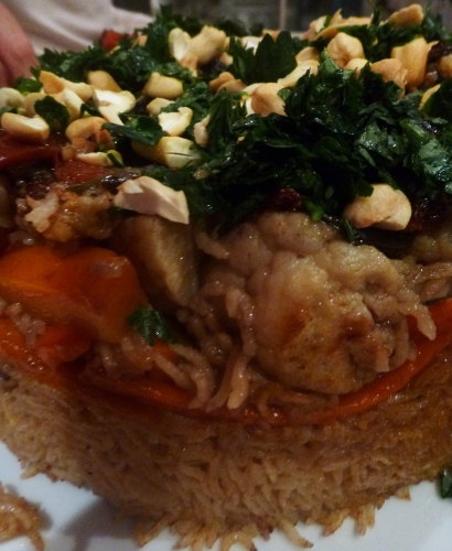 riz,poulet,bouillon de volaille,persil,amandes salées,cumin,coriandre,piment,clous de girofle,cardamome,carottes,aubergine,chou fleur,oignon,laurier,tomates,ail,basmati,canelle,muscade