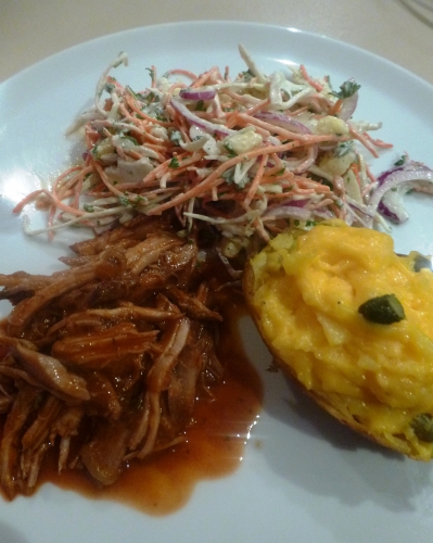 pommes de terre,cheddar,cornichons,crème epaisse,chou blanc,carotte,pomme,mayonnaise,citron,citron vert,persil,yaourt grec,porc,epaule de porc,sucre,vinaigre de cidre,ketchup,cumin,coriandre,epices cajun,piment,cayenne,paprika fumé,sirop de liège,moutarde,bouillon de volaille,worcestershire sauce,ail,thym,oignon,oignon rouge