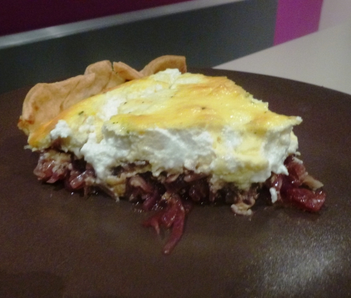 pâte brisée,crème,oeufs,chèvre frais,thym,oignons rouges,porto,vinaigre balsamique,sucre,piment d'espelette