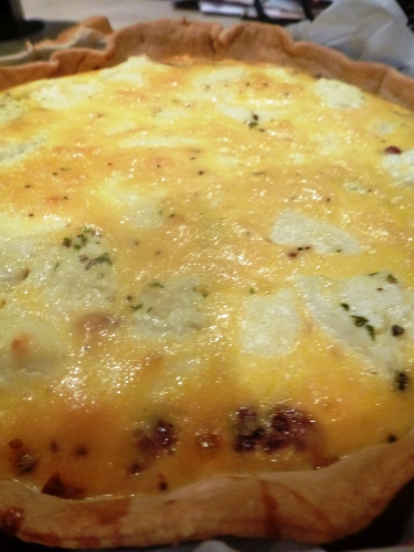 pâte brisée,crème,oeufs,chèvre frais,thym,oignons rouges,porto,vinaigre balsamique,sucre,piment d'espelette