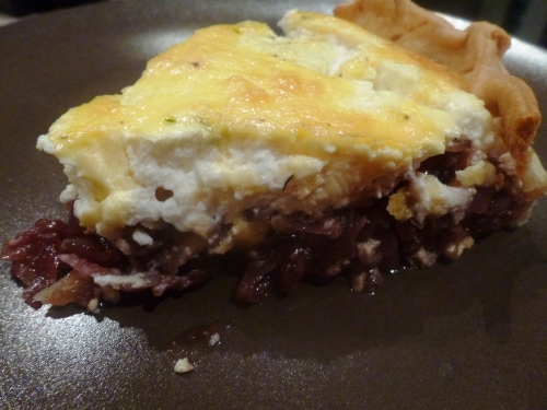 pâte brisée,crème,oeufs,chèvre frais,thym,oignons rouges,porto,vinaigre balsamique,sucre,piment d'espelette