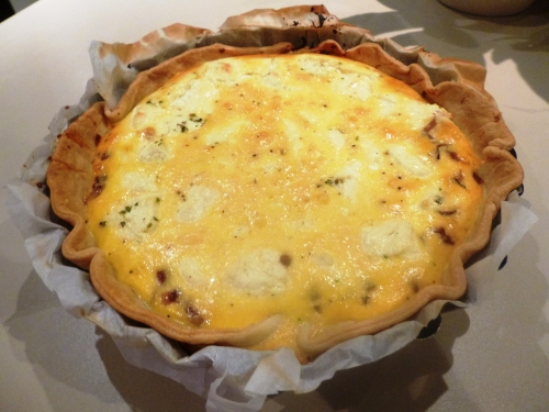 pâte brisée,crème,oeufs,chèvre frais,thym,oignons rouges,porto,vinaigre balsamique,sucre,piment d'espelette