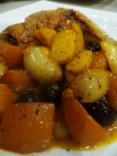 poulet fermier,miel au romarin,oignons,ail,safran,persimon,kaki,bouillon de volaille,navets jaunes,pommes de terre,princesses amandine,coriandre,paprika doux,piment d'espelette,romarin,miel de romarin,vin blanc,olives noires