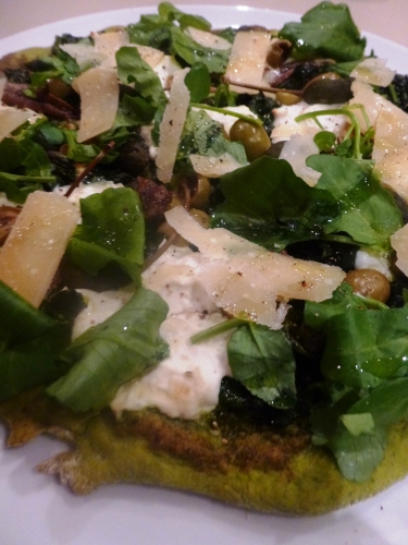 epinards,farine 00,levure sèche,huile d'olive,pignons de pin,parmesan,basilic,ail,citron,ricotta,cresson,olives vertes,câprons,anchois