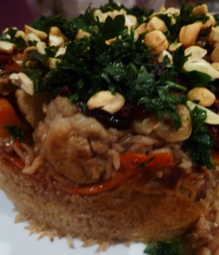 riz,poulet,bouillon de volaille,persil,amandes salées,cumin,coriandre,piment,clous de girofle,cardamome,carottes,aubergine,chou fleur,oignon,laurier,tomates,ail,basmati,canelle,muscade