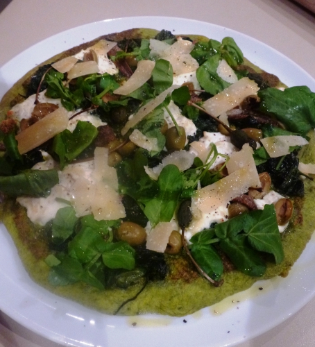 epinards,farine 00,levure sèche,huile d'olive,pignons de pin,parmesan,basilic,ail,citron,ricotta,cresson,olives vertes,câprons,anchois