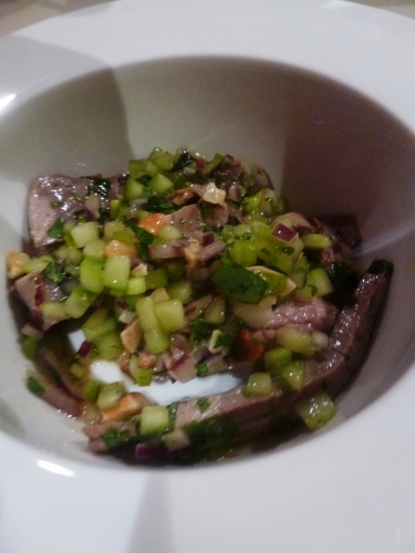 Boeuf, Limousin, Citron, Citron Vert, Concombre, Piments Verts Thaï, Coriandre, Menthe, Oignon Rouge, Huile de Sésame, Ail, Sauce d'Huitre, Noix de Cajou