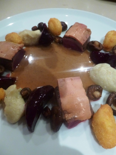 lièvre,râbles,parures,carotte,céleri rave,echalote,thym,laurier,foie gras mi-cuit,shii-také,cognac fine champagne,crème,fond de gibier,moutarde,gelée de coings,gingembre confit,beurre clarifié,baies de genièvre,grains de coriandre,citron,pectine,betteraves,fond blanc,vinaigre de xères,piment d'espelette,gros sel,topinambours,bouillon de volaille,lait,bintjes,pommes de terre,pate à coux,oeufs,beurre,farine