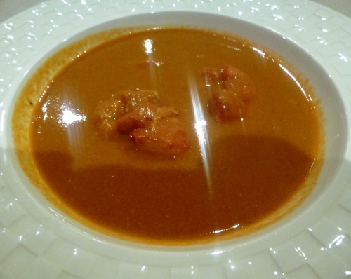 homard,vin blanc sec,vin blanc doux,cognac,fumet de crustacé,fond de volaille,fumet de poisson,riz,tomates,concentré de tomates,crème epaisse,echalote,carotte,fenouil,céleri branche,bouquet garni,estragon,cayenne,piment d'espelette,huile d'arachide,beurre,safran