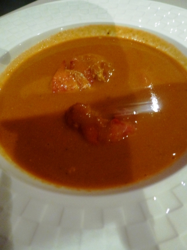 homard,vin blanc sec,vin blanc doux,cognac,fumet de crustacé,fond de volaille,fumet de poisson,riz,tomates,concentré de tomates,crème epaisse,echalote,carotte,fenouil,céleri branche,bouquet garni,estragon,cayenne,piment d'espelette,huile d'arachide,beurre,safran