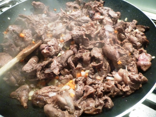 lièvre,râbles,parures,carotte,céleri rave,echalote,thym,laurier,foie gras mi-cuit,shii-také,cognac fine champagne,crème,fond de gibier,moutarde,gelée de coings,gingembre confit,beurre clarifié,baies de genièvre,grains de coriandre,citron,pectine,betteraves,fond blanc,vinaigre de xères,piment d'espelette,gros sel,topinambours,bouillon de volaille,lait,bintjes,pommes de terre,pate à coux,oeufs,beurre,farine