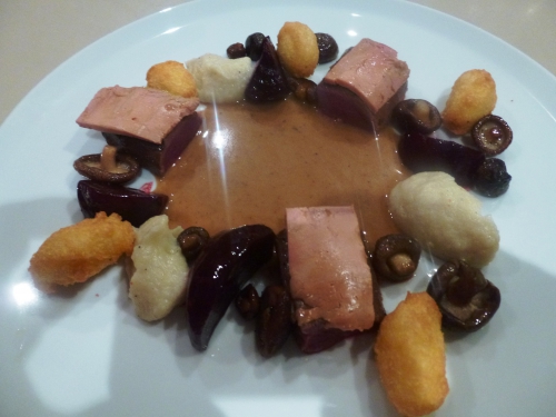 lièvre,râbles,parures,carotte,céleri rave,echalote,thym,laurier,foie gras mi-cuit,shii-také,cognac fine champagne,crème,fond de gibier,moutarde,gelée de coings,gingembre confit,beurre clarifié,baies de genièvre,grains de coriandre,citron,pectine,betteraves,fond blanc,vinaigre de xères,piment d'espelette,gros sel,topinambours,bouillon de volaille,lait,bintjes,pommes de terre,pate à coux,oeufs,beurre,farine