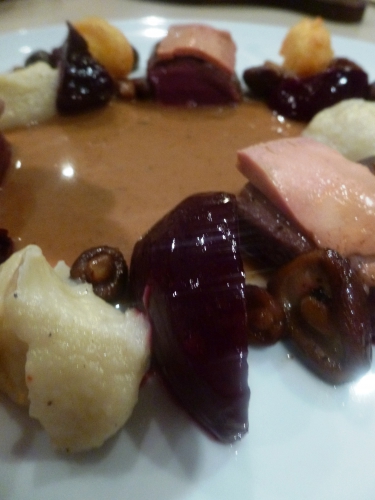 lièvre,râbles,parures,carotte,céleri rave,echalote,thym,laurier,foie gras mi-cuit,shii-také,cognac fine champagne,crème,fond de gibier,moutarde,gelée de coings,gingembre confit,beurre clarifié,baies de genièvre,grains de coriandre,citron,pectine,betteraves,fond blanc,vinaigre de xères,piment d'espelette,gros sel,topinambours,bouillon de volaille,lait,bintjes,pommes de terre,pate à coux,oeufs,beurre,farine