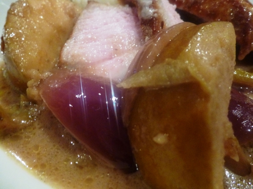 porc,boskoop,pommes,oignons rouges,céleri vert,cidre brut,crème,badiane,5 epices,cannelle,romarin,miel,girofle,vinaigre de cidre,citron,huile de pépins de raisins,stilton