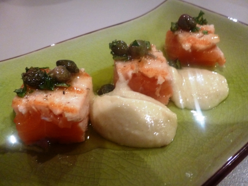 saumon,citron,huile d'olive,câpres,origan,ail,pain,amandes