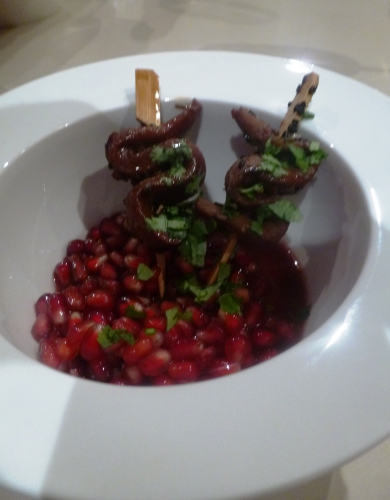 saké,mirin,sauce soja,sucre en poudre,canard,aiguillettes de canard,citron vert,citronelle,gingembre,sésame noir,coriandre,sambal oelek,huile de sésame,poivre de sichuan,grenades,sucre cassonade,crème balsamique