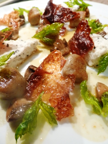 poulet,volaille,truffe,oeuf,crème,bouillon de volaille,peau de volaille,jus de volaille,céleri vert,champignons,pommes de terre,bintjes,chataîgnes,farine,farine de châtaignes