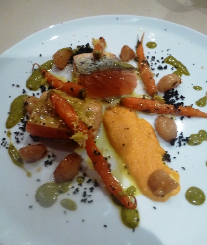 saumon,vinaigrette à la citronelle,citron,olives noires,poudre d'olives noires,zeste de citron,butternut,bouillon de volaille,parmesan,echalotes,5 epices,crème epaisse,carottes,orange sanguine,navets,thym,vin blanc,graines de moutarde,graines de fenouil,ail,gingembre,sirop de gingembre,fond de volaille,huile d'arachide