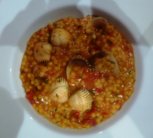 coques,palourdes,ail,tomates sèchées,tomates,piment d'espelette,vin blanc sec,vermentino,persil,fregola sarde,fumet de poisson,safran