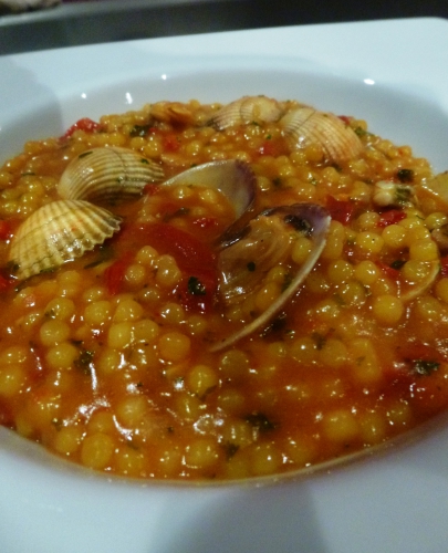 coques,palourdes,ail,tomates sèchées,tomates,piment d'espelette,vin blanc sec,vermentino,persil,fregola sarde,fumet de poisson,safran