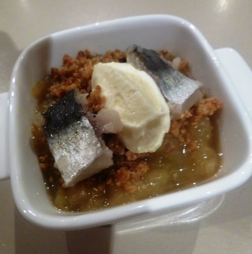 aubergine,jus de pomme,cardamome,vin blanc sec,citron,sucre de canne,farine,beurre,crème epaisse,sardine,huile d'amande,ciboulette