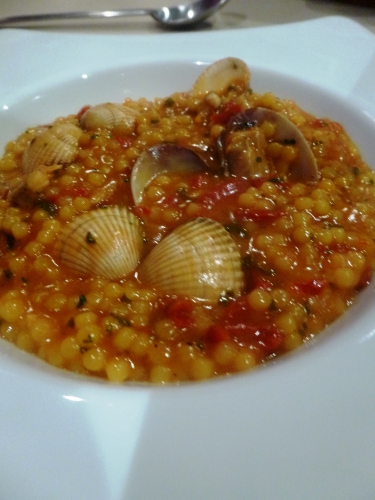 coques,palourdes,ail,tomates sèchées,tomates,piment d'espelette,vin blanc sec,vermentino,persil,fregola sarde,fumet de poisson,safran