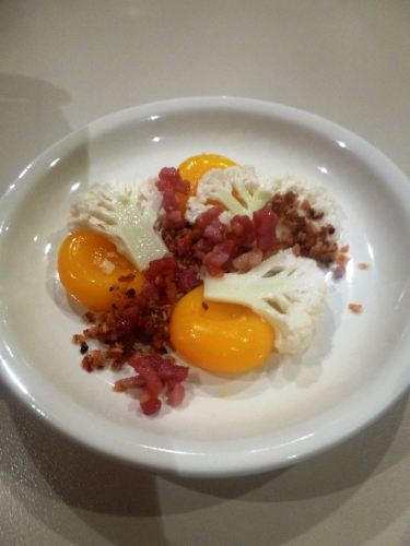 lard au jambon,oignons,vinaigre d'estragon,graines de coriandre,thym,choufleur,oeufs de caille,fleur de sel