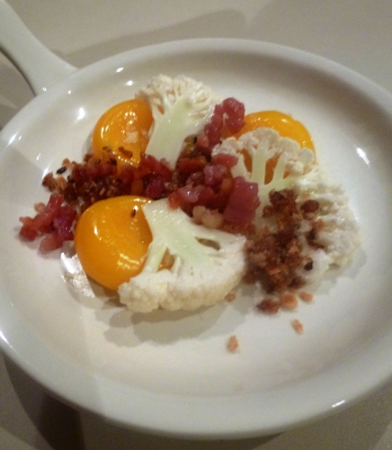 lard au jambon,oignons,vinaigre d'estragon,graines de coriandre,thym,choufleur,oeufs de caille,fleur de sel