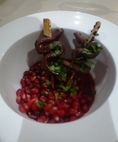 saké,mirin,sauce soja,sucre en poudre,canard,aiguillettes de canard,citron vert,citronelle,gingembre,sésame noir,coriandre,sambal oelek,huile de sésame,poivre de sichuan,grenades,sucre cassonade,crème balsamique