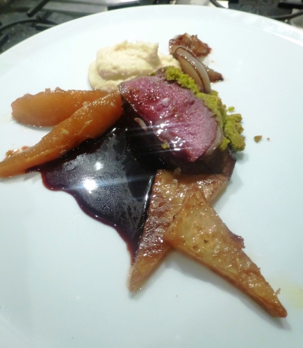 céleri rave,bouillon de volaille,lait,vin blanc sec,thym,xanthane,piment d'espelette,fond brun,sel de céleri,poires conférence,sherry dry demi sec,citron vert,orange,citronelle,sirop de gingembre,sauce soja,beurre,echalote,chevreuil,pistaches,panko,parmesan,vinaigre balsamique,vin rouge,porto,fond brun de gibier,laurier,poivre du kerala,gelée de sureau,chocolat,valrhona,beurre clarifié