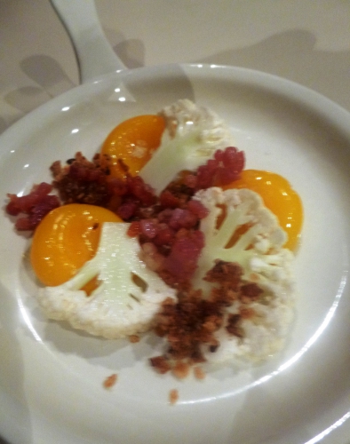 lard au jambon,oignons,vinaigre d'estragon,graines de coriandre,thym,choufleur,oeufs de caille,fleur de sel