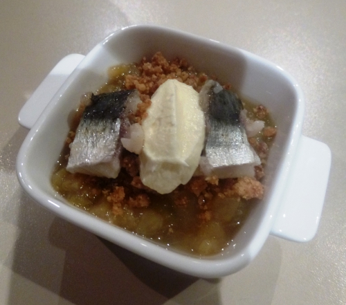 aubergine,jus de pomme,cardamome,vin blanc sec,citron,sucre de canne,farine,beurre,crème epaisse,sardine,huile d'amande,ciboulette