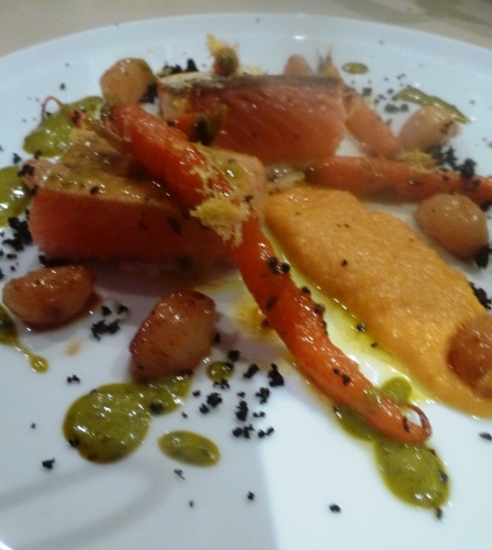 saumon,vinaigrette à la citronelle,citron,olives noires,poudre d'olives noires,zeste de citron,butternut,bouillon de volaille,parmesan,echalotes,5 epices,crème epaisse,carottes,orange sanguine,navets,thym,vin blanc,graines de moutarde,graines de fenouil,ail,gingembre,sirop de gingembre,fond de volaille,huile d'arachide