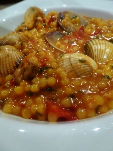 coques,palourdes,ail,tomates sèchées,tomates,piment d'espelette,vin blanc sec,vermentino,persil,fregola sarde,fumet de poisson,safran