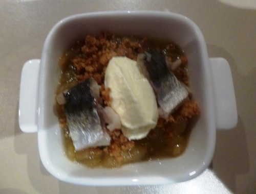 aubergine,jus de pomme,cardamome,vin blanc sec,citron,sucre de canne,farine,beurre,crème epaisse,sardine,huile d'amande,ciboulette