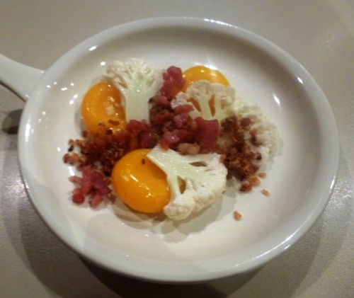 lard au jambon,oignons,vinaigre d'estragon,graines de coriandre,thym,choufleur,oeufs de caille,fleur de sel