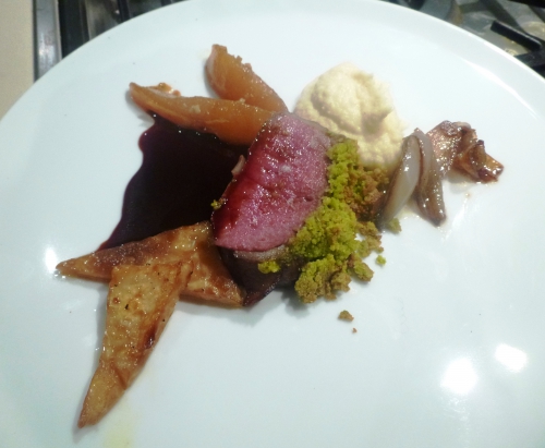 céleri rave,bouillon de volaille,lait,vin blanc sec,thym,xanthane,piment d'espelette,fond brun,sel de céleri,poires conférence,sherry dry demi sec,citron vert,orange,citronelle,sirop de gingembre,sauce soja,beurre,echalote,chevreuil,pistaches,panko,parmesan,vinaigre balsamique,vin rouge,porto,fond brun de gibier,laurier,poivre du kerala,gelée de sureau,chocolat,valrhona,beurre clarifié