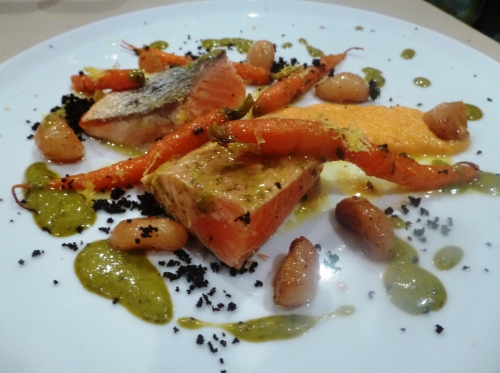 saumon,vinaigrette à la citronelle,citron,olives noires,poudre d'olives noires,zeste de citron,butternut,bouillon de volaille,parmesan,echalotes,5 epices,crème epaisse,carottes,orange sanguine,navets,thym,vin blanc,graines de moutarde,graines de fenouil,ail,gingembre,sirop de gingembre,fond de volaille,huile d'arachide