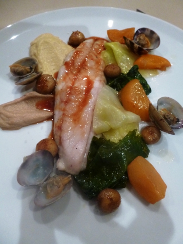 bar,coquillages venus,huile d'olive,navets boule d'or,poire,jus de poire,fond de volaille,vin blanc sec,chou pointu,cime di rape,champignons de paris,ail noir,bouillon de volaille,poireau,vinaigre de xères,oranges sanguines,huile de tournesol,huile à l'ail,vinaigre de chardonnay,crème,ail,cumin,citron,beurre clarifié,agar agar,miel